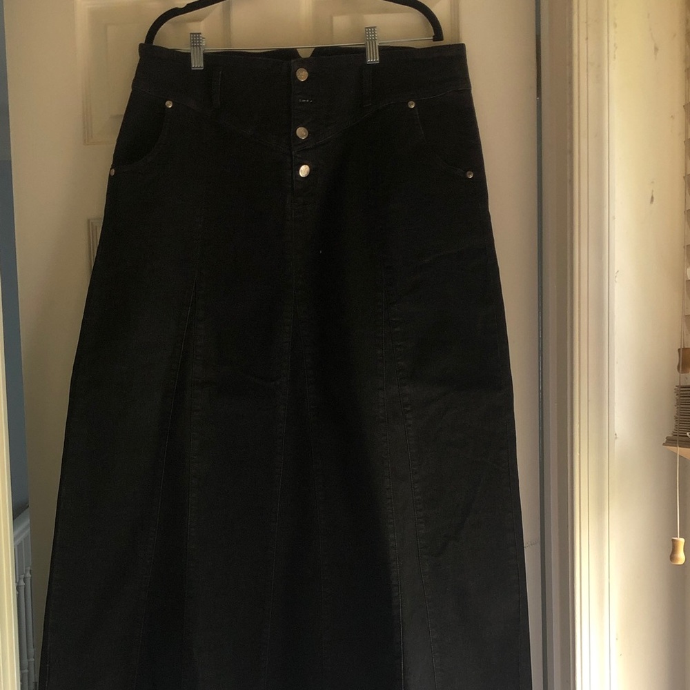 Black High-Waist Maxi Denim Skirt with Button-Front Detail